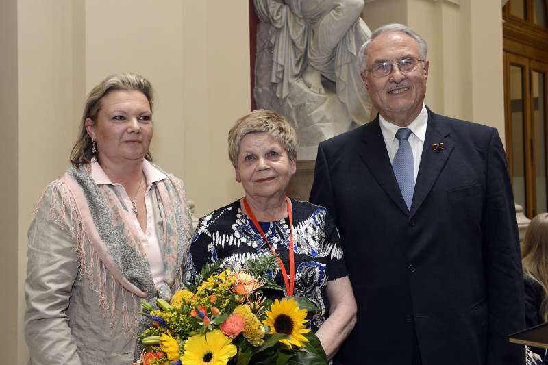 v.li., Nationalratsabgeordnete Anneliese Kitzmüller (F), Geehrte Irmela Wichmann und der Bundesobmann der Sudetendeutschen Gerhard Zeihsel