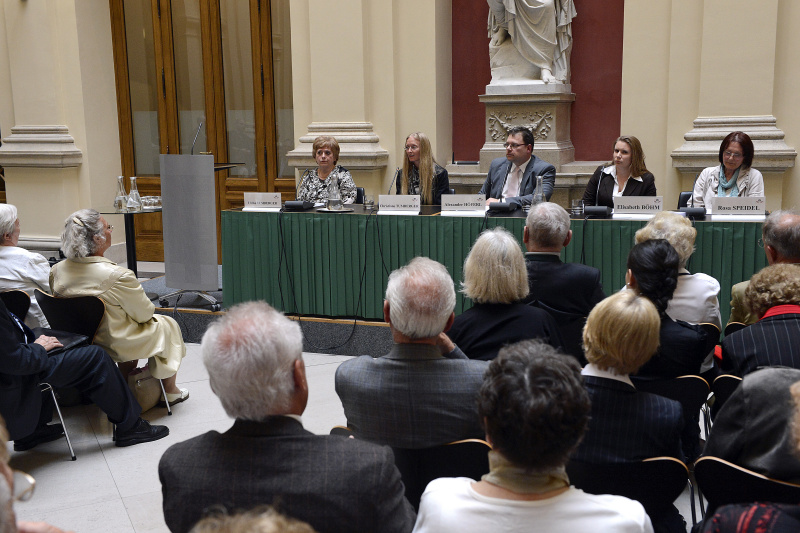 am Podium v.li.Referentin Obfrau des Vereins 'Bruna Wien' Ulrike Tumberger, Referentin Christiane Tumberger, Moderator Alexander Höferl, Referentin Elisabeth Böhm, Referentin und Buchautorin Rosa Speidel