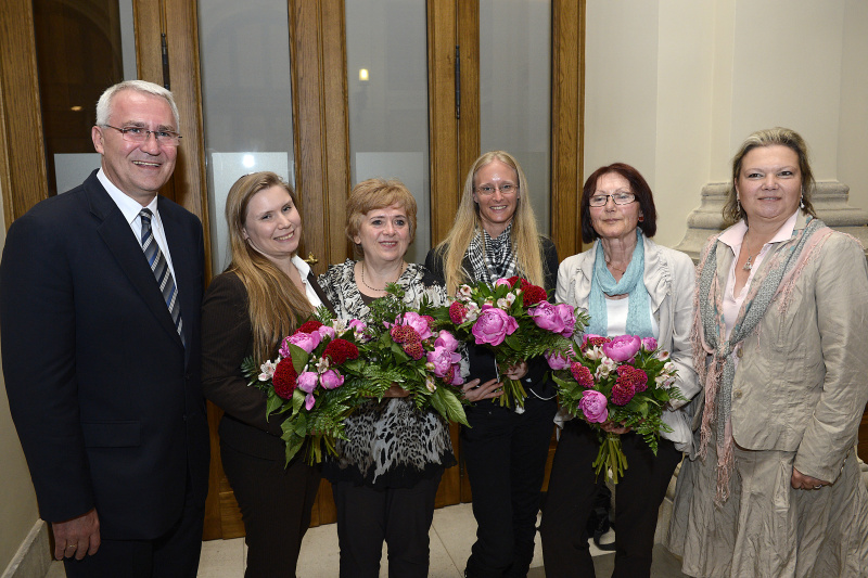 v.li.: Dritter Nationalratspräsident Martin Graf, Referentin Elisabeth Böhm, Referentin Obfrau des Vereins 'Bruna Wien' Ulrike Tumberger, Referentin Christiane Tumberger, Referentin und Buchautorin Rosa Speidel und Nationalratsabgeordnete Anneliese Kitzmüller (F)