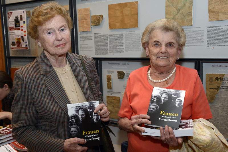 MitautorInnen mit Buch