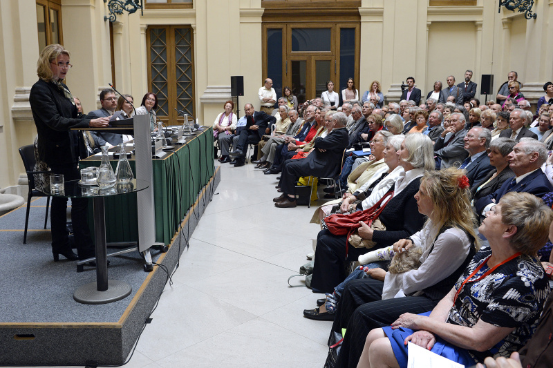 Blick in Richtung VeranstaltungsteilnehmerInnen mit Nationalratsabgeordneter Elisabeth Kaufmann-Bruckberger (B) am Rednerpult