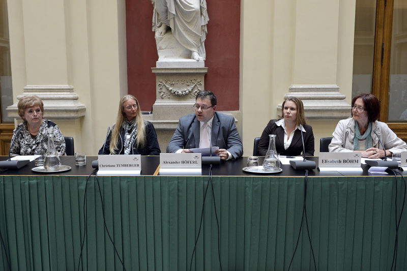 Am Podium v.li.: Referentin Obfrau des Vereins 'Bruna Wien' Ulrike Tumberger, Referentin Christiane Tumberger, Moderator Alexander Höferl, Referentin Elisabeth Böhm, Referentin und Buchautorin Rosa Speidel