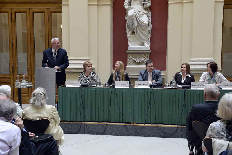 v.li.: Begrüßung durch den dritten Nationalratspräsidenten Martin Graf. Am Podium v.li. Referentin Obfrau des Vereins 'Bruna Wien' Ulrike Tumberger, Referentin Christiane Tumberger, Moderator Alexander Höferl, Referentin Elisabeth Böhm, Referentin und Buchautorin Rosa Speidel