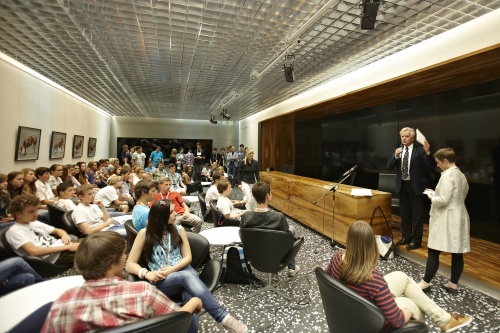 Bundesratspräsident Gregor Hammerl begrüßt die SchülerInnen der teilnehmenden Schulen