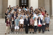 Gruppenaufnahme aller teilnehmenden SchülerInnen und Bundesratspräsident Gregor Hammerl in der Mitte