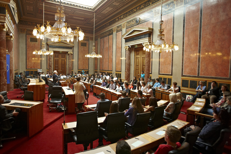 Blick in Richtung VeranstaltungsteilnehmerInnen mit Bundesratspräsident Gregor Hammerl am Rednerpult