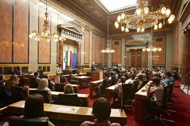 Blick in Richtung VeranstaltungsteilnehmerInnen mit Bundesratspräsident Gregor Hammerl am Rednerpult