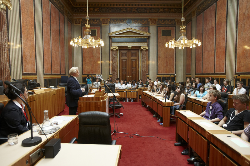 Blick in Richtung VeranstaltungsteilnehmerInnen mit Bundesratspräsident Gregor Hammerl am Rednerpult
