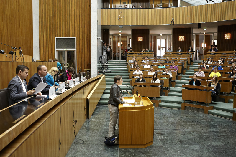 Begrüßung der SchülerInnen. Auf der Regierungsbank v.li. die Nationalratsabgeordneten Gerald Grosz (B), Christian Höbart (F), Elisabeth Hakel (S) und Tanja Windüchler-Souschill (G)