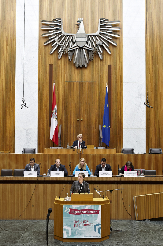 Begrüßung der SchülerInnen. Auf der Regierungsbank v.li. die Nationalratsabgeordneten Gerald Grosz (B), Christian Höbart (F), Elisabeth Hackel (S), Thomas Einwallner (V) und Tanja Windüchler-Souschill (G). Am Präsidium Bundesratspräsident Gregor Hammerl