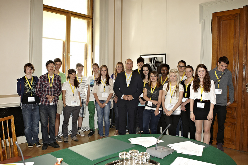 Gruppenfoto der Ausschußteilnehmerinnen mit Nationalratsabgeordnetem Christian Höbart (F) in der Mitte