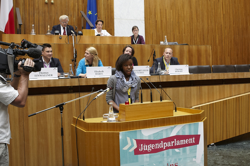 Schülerin bei ihrer Rede vor dem Jugendparlament