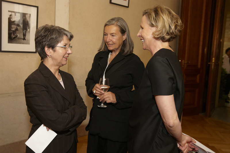v.links: Nationalratspräsidentin Barbara Prammer im Gespräch mit Elfie Semotan und Kuratorin Karola Kraus