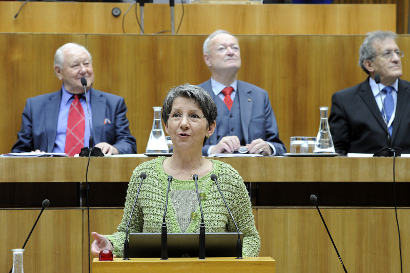 Am Rednerpult Nationalratspräsidentin Barbara Prammer. Am Podium v.li. Seniorenpräsident Karl Blecha, Seniorenpräsident Andreas Khol und Prof. Helmut Kramer