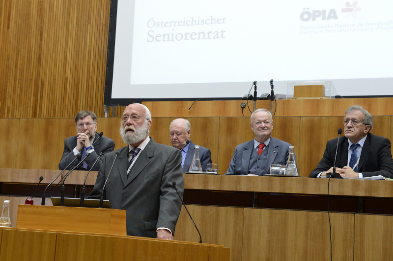 Am Rednerpult Univ.- Prof. Anton Amann vom Wiener Institut für Sozialwissenschaftliche Dokumentation und Methodik. Am Podium v.li. Univ.-Prof. Franz Kolland, Seniorenpräsident Karl Blecha, Seniorenpräsident Andreas Khol und Prof. Helmut Kramer
