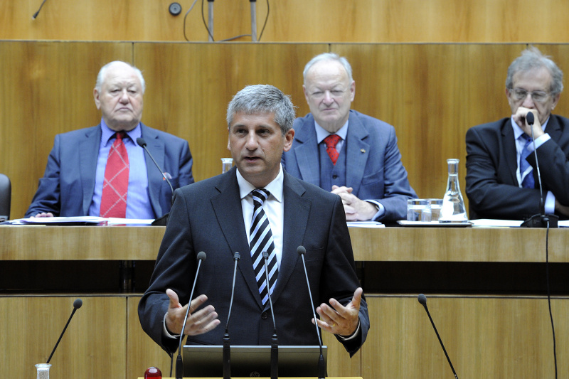 Am Rednerpult Vizekanzler Michael Spindelegger, am Podium v.li. Seniorenpräsident Karl Blecha, Seniorenpräsident Andreas Khol, Prof. Helmut Kramer