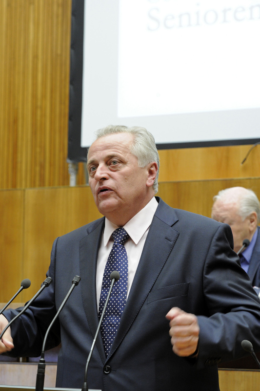 Am Rednerpult Sozialminister Rudolf Hundstorfer