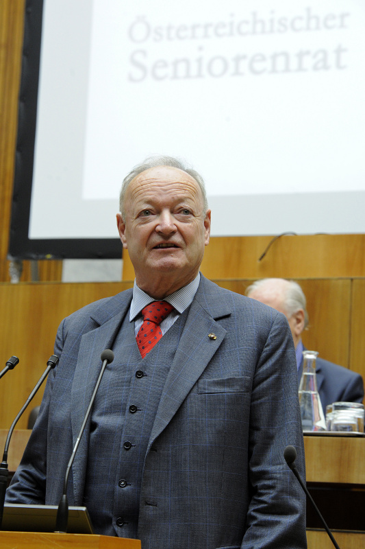 Am Rednerpult Seniorenpräsident Andreas Khol