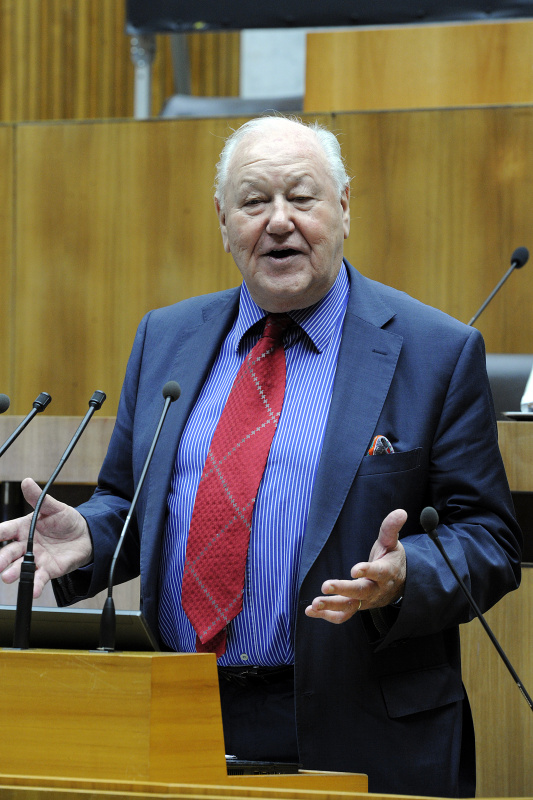 Am Rednerpult Seniorenpräsident Karl Blecha