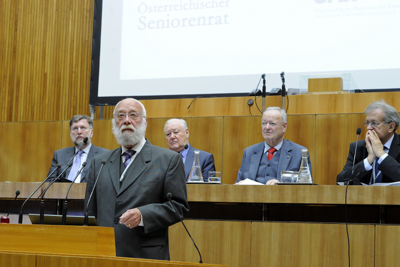 Am Rednerpult Univ.- Prof. Anton Amann vom Wiener Institut für Sozialwissenschaftliche Dokumentation und Methodik. Am Podium v.li. Univ.-Prof. Franz Kolland, Seniorenpräsident Karl Blecha, Seniorenpräsident Andreas Khol und  Prof. Helmut Kramer