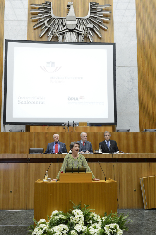 Am Rednerpult Nationalratspräsidentin Barbara Prammer. Am Podium v.li. Seniorenpräsident Karl Blecha, Seniorenpräsident Andreas Khol und Prof. Helmut Kramer