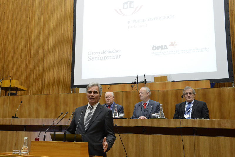 Am Rednerpult Bundeskanzler Werner Faymann. Am Podium v.li. Seniorenpräsident Karl Blecha, Seniorenpräsident Andreas Khol und Prof. Helmut Kramer