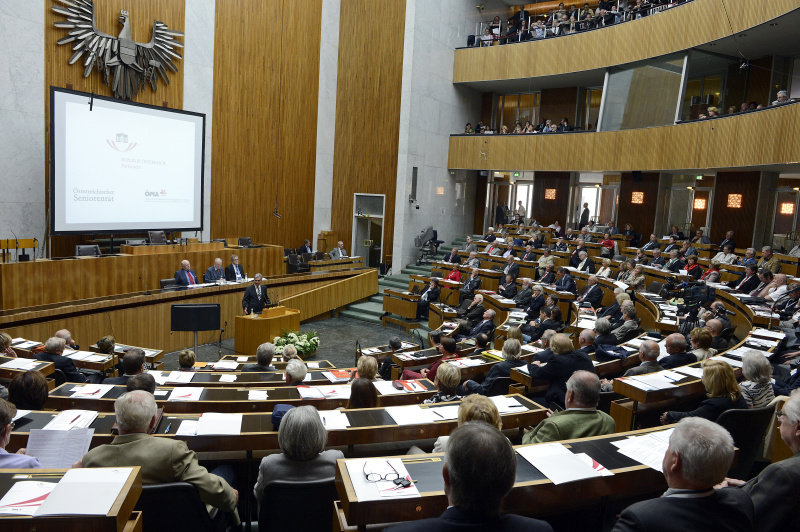 Am Rednerpult Bundeskanzler Werner Faymann. Am Podium v.li. Seniorenpräsident Karl Blecha, Seniorenpräsident Andreas Khol und Prof. Helmut Kramer