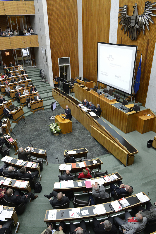 Am Rednerpult Sozialminister Rudolf Hundstorfer. Am Podium v.li. Seniorenpräsident Karl Blecha, Seniorenpräsident Andreas Khol und Prof. Helmut Kramer