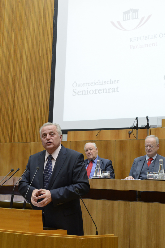 Am Rednerpult Sozialminister Rudolf Hundstorfer. Am Podium v.li. Seniorenpräsident Karl Blecha, Seniorenpräident Andreas Khol