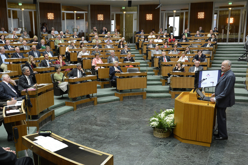 Blick in Richtung VeranstaltungsteilnehmerInnen mit Seniorenpräsident Andreas Khol am Rednerpult
