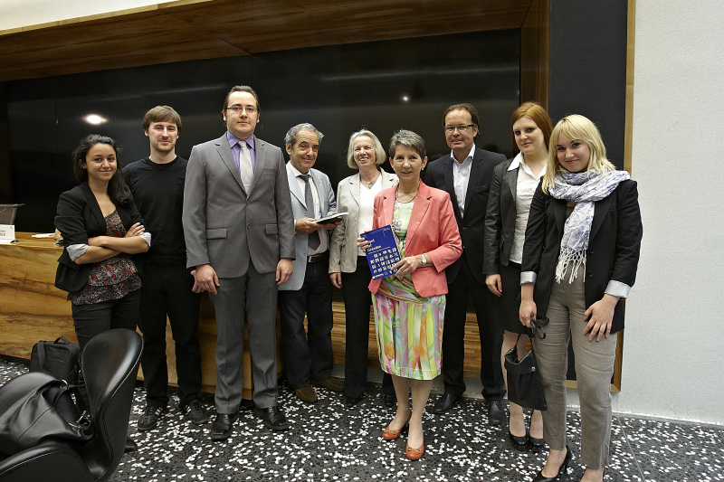 v.li: Shael Zarinfard, Clemens Triltsch, Alexander Jaros, Clemens Hüffel, Anneliese Rohrer, Nationalratspräsidentin Barbara Prammer, Reinhard Christl, Vera Bichler und Katharina Mittelstaedt