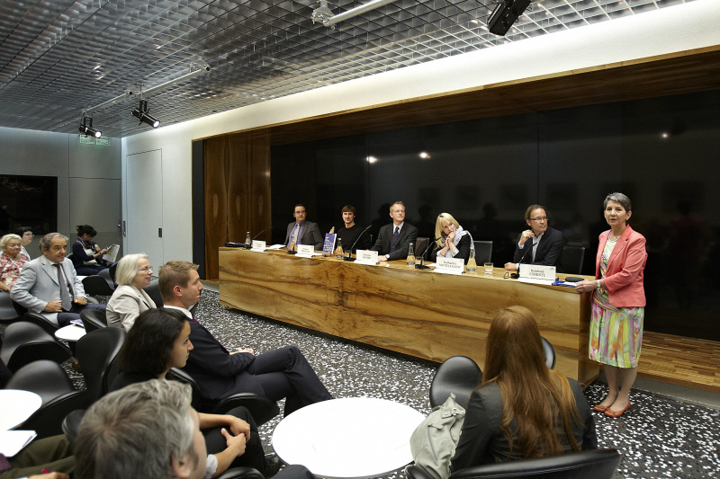 Am Podium v.li.: Alexander Jaros, Clemens Triltsch, Johannes Huber, Katharina Mittelstaedt, Reinhard Christl und Nationalratspräsidentin Barbara Prammer