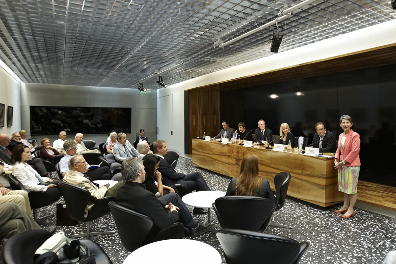 Am Podium v.li.: Alexander Jaros, Clemens Triltsch, Johannes Huber, Katharina Mittelstaedt, Reinhard Christl und Nationalratspräsidentin Barbara Prammer