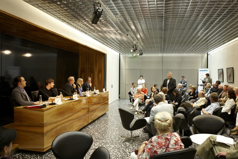 Am Podium v.li.: Alexander Jaros, Clemens Triltsch, Johannes Huber, Katharina Mittelstaedt und Reinhard Christl. Politikwissenschafter Attila Tibor Nagy (im Publikum stehend) berichtet über seine Erfahrung als Interviewter