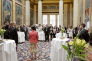 Nationalratspräsidentin Barbara Prammer begrüßt ihre Gäste