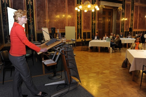 Blick in Richtung VeranstaltungsteilnehmerInnen mit Parlamentsvizedirektorin Susanne Janistyn am Rednerpult