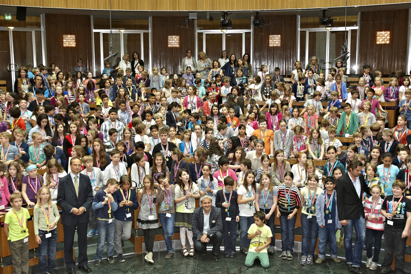 Nationalratspräsidentin Barbara Prammer (Mitte) mit den Demokratiewerkstatt-Profis