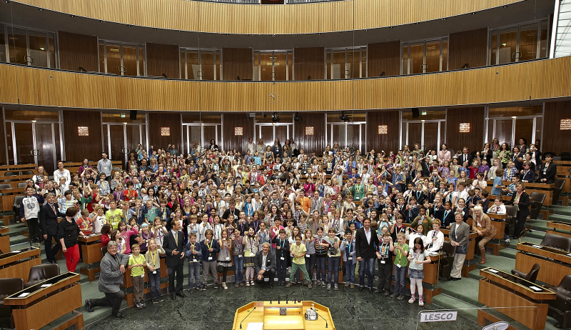 Nationalratspräsidentin Barbara Prammer zusammen mit Parlamentsdirektor Harald Dossi, den Abgeordneten Stefan Schennach, Stefan Markowitz, Tanja Windbüchler-Souschill, Christian Lausch, Wolfgang Gerstl, Kai Jan Krainer und allen SchülerInnen