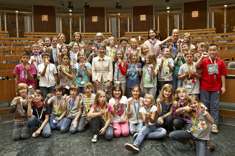 Nationalratspräsidentin Barbara Prammer (Mitte) mit den Demokratiewerkstatt-Profis