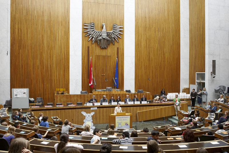 Nationalratspräsidentin Barbara Prammer am Rednerpult, auf der Regierungsbank v.li.: Parlamentsdirektor Harald Dossi, die Abgeordneten Stefan Schennach, Stefan Markowitz, Tanja Windbüchler-Souschill, Christian Lausch, Wolfgang Gerstl und Kai Jan Krainer