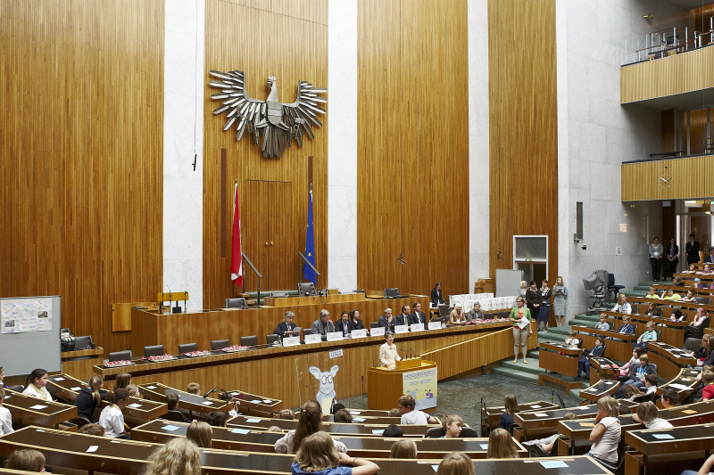 Nationalratspräsidentin Barbara Prammer am Rednerpult, auf der Regierungsbank v.li.: Parlamentsdirektor Harald Dossi, die Abgeordneten Stefan Schennach, Stefan Markowitz, Tanja Windbüchler-Souschill, Christian Lausch, Wolfgang Gerstl und Kai Jan Krainer