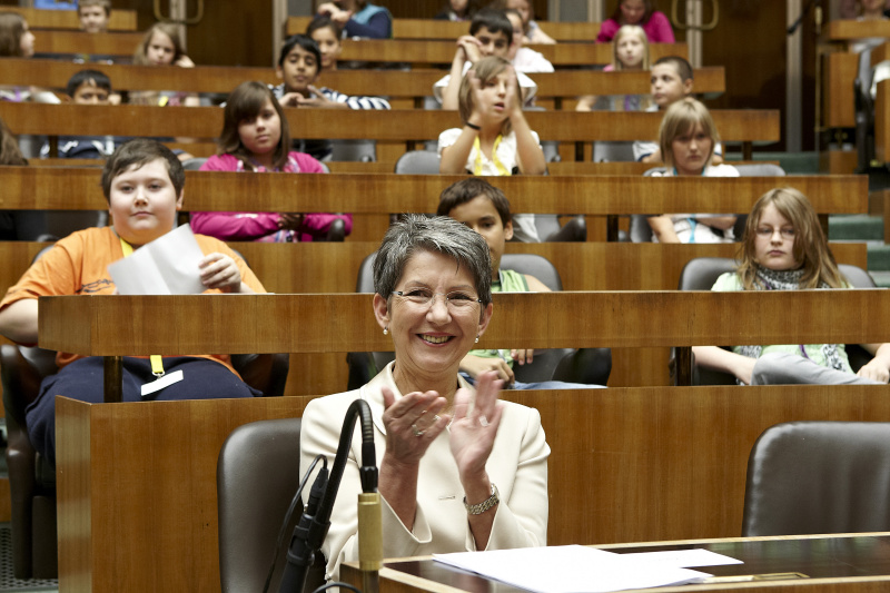 Blick in Richtung VeranstaltungsteilnehmerInnen mit Nationalratspräsidentin Barbara Prammer - Applaus