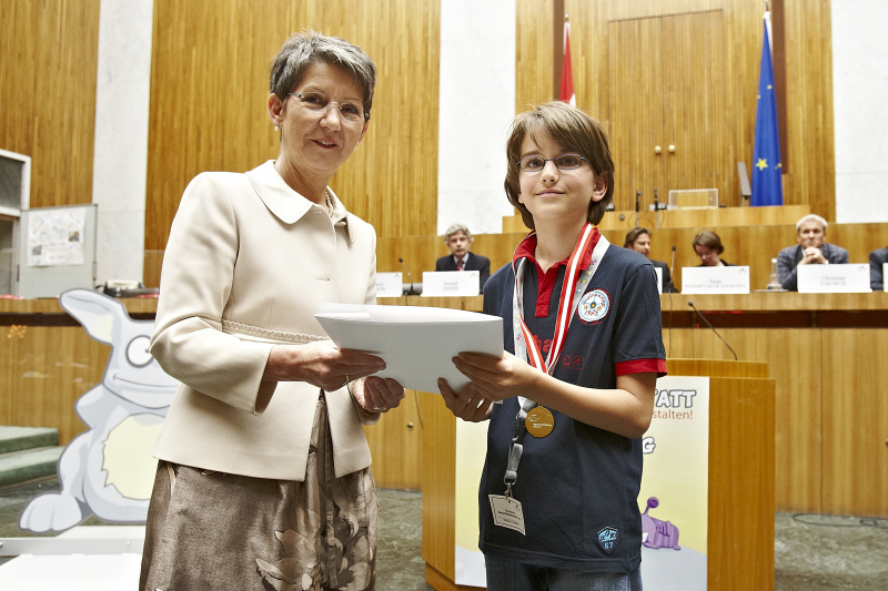 Nationalratspräsidentin Barbara Prammer übergibt die Urkunde