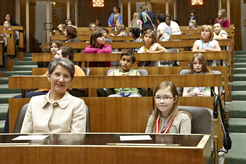 v.li. Nationalratspräsidentin Barbara Prammer mit einer Schülerin in der ersten Reihe