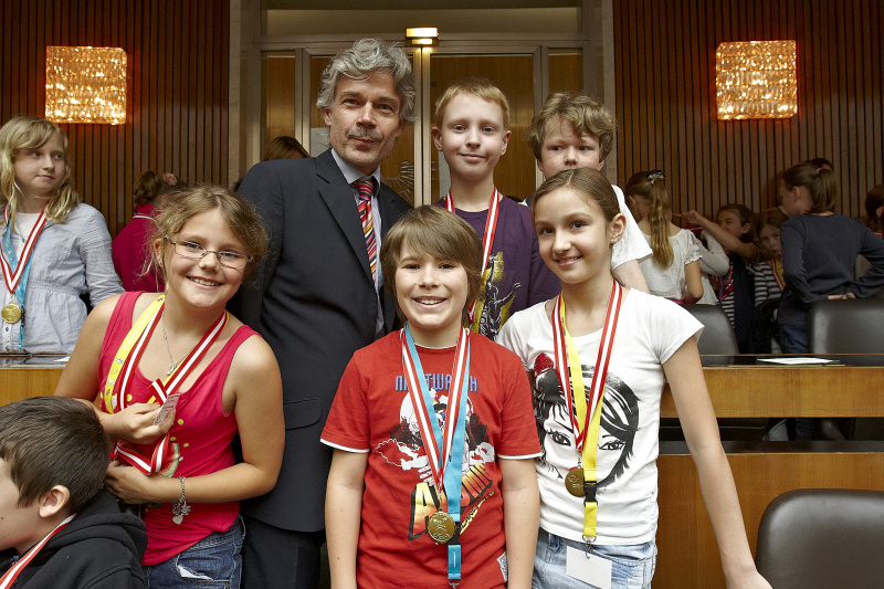 Parlamentsdirektor Harald Dossi mit Demokratiewerkstatt Profis