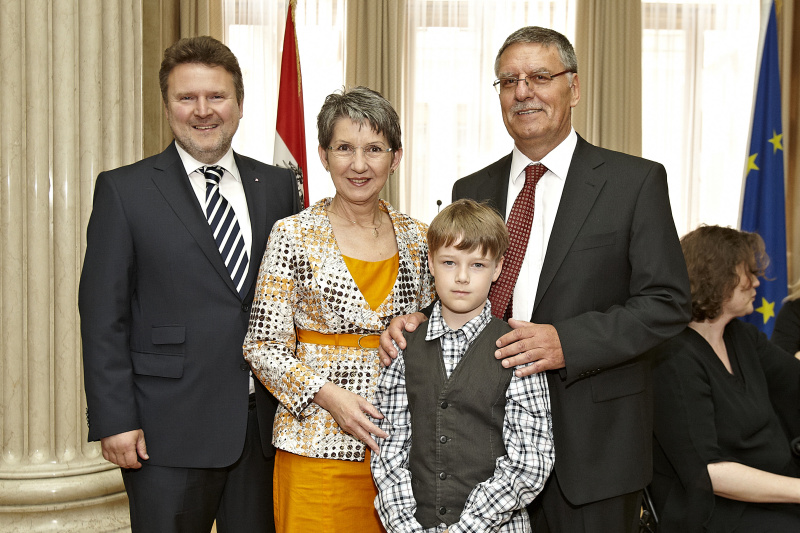 v.li.: Der Wiener Stadtrat Michael Ludwig, Nationalratspräsidentin Barbara Prammer, der Enkel von Wilhelm Filla und Wilhelm Filla