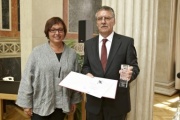 v.li. Sabine Oberhauser und Wilhelm Filla mit dem Luitpold-Stern-Preis