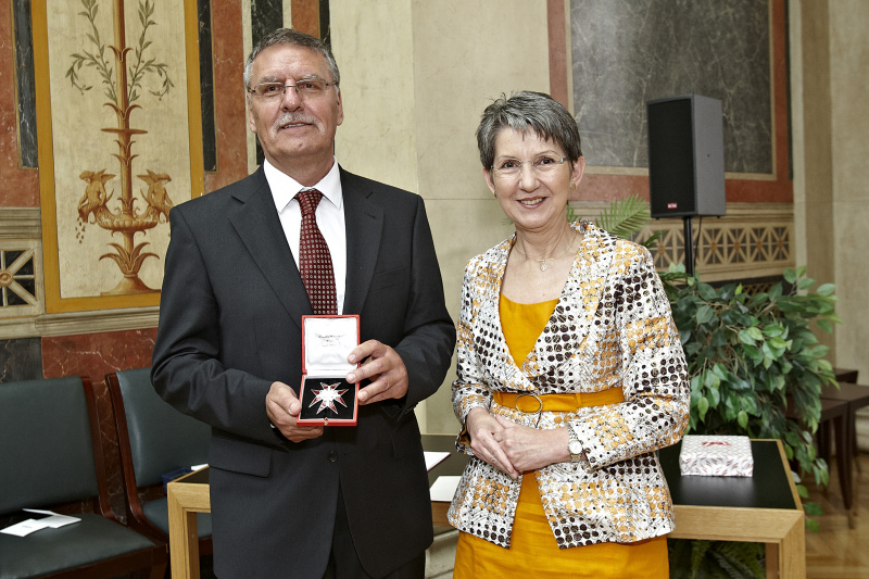 v.li.: Wilhelm Filla mit dem großen Ehrenzeichen und Nationalratspräsidentin Barbara Prammer