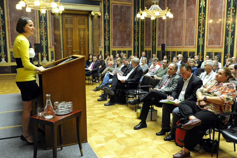 Blick in Richtung VeranstaltungsteilnehmerInnen, mit der Vorsitzenden des Umweltausschusses des Nationalrates Christiane Brunner (G) am Rednerpult
