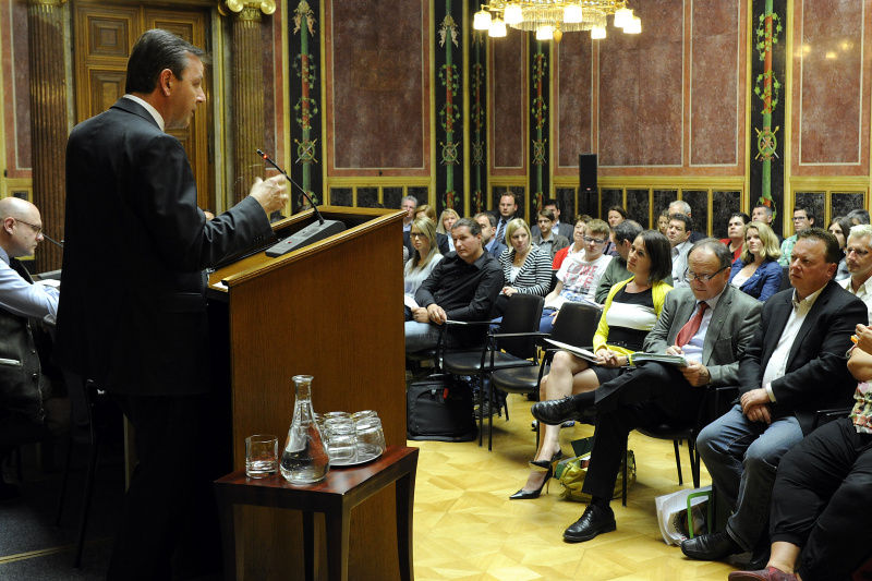 Blick in Richtung VeranstaltungsteilnehmerInnen. Impulsvortrag vom Landwirtschaftsminister Nikolaus Berlakovich am Rednerpult